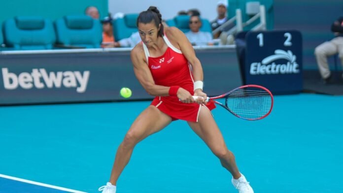 Swiatek advances to Miami Open third round; Kyrgios out