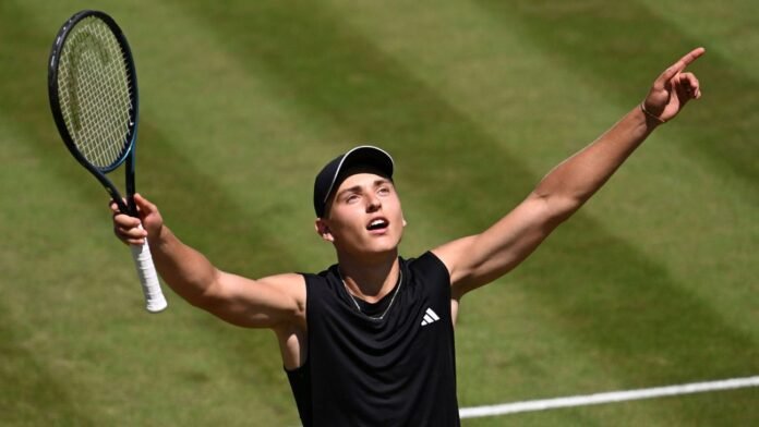 Justin Engel, 17, youngest grass-court quarterfinalist since 1985